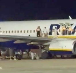 Passagiere auf der rechten Tragfläche: Sprangen aufs Vorfeld.