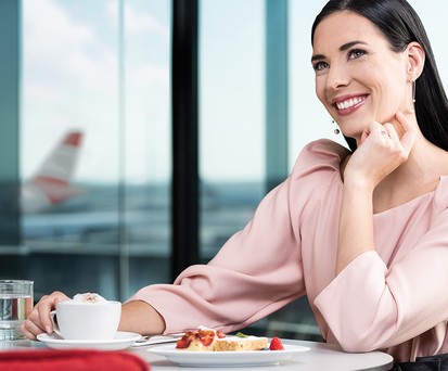 Gast in der Wiener Aua-Lounge: Sie darf Speisen am Buffet holen.