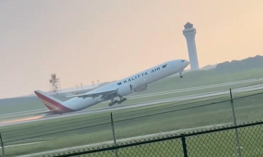 Boeing 777 von Kalitta Air: Funken schlagen.