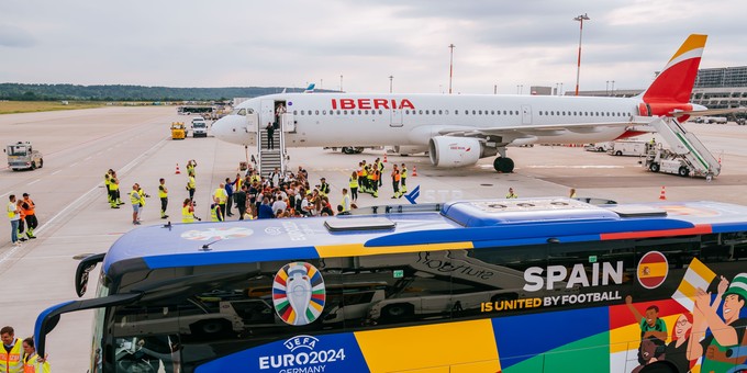 ... mit einem Iberia-Jet in Stuttgart an.