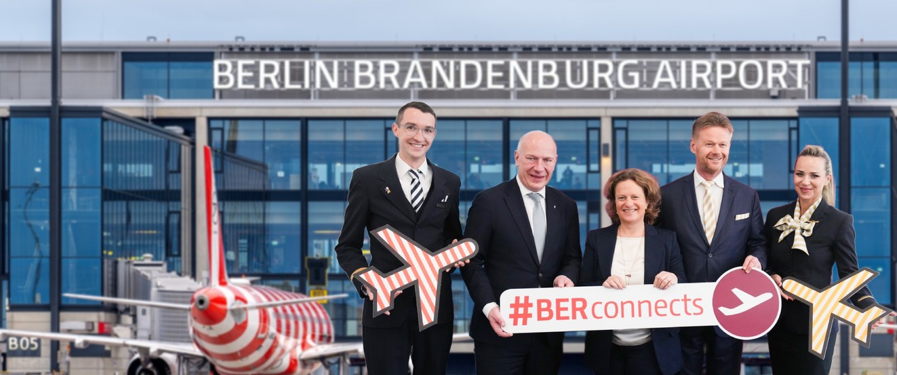 Berlins Regierender Bürgermeister Kai Wegner (2. v. l.), BER-Chefin Aletta von Massenbach (Mitte) und Condor-Chef Peter Gerber (2- v. r.), eingerahmt von Condor-Flugbegleitenden.