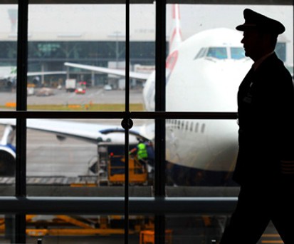 Pilot auf dem Weg zum Dienst: Nicht immer ausgeschlafen.