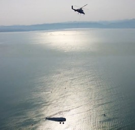 Hier reist eine Junkers Ju-52 mit dem Hubschrauber