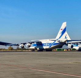 Stehen auch auf der Nordseite des Flughafens: drei Frachter von Volga-Dnepr. (Archivbild aus 2025)