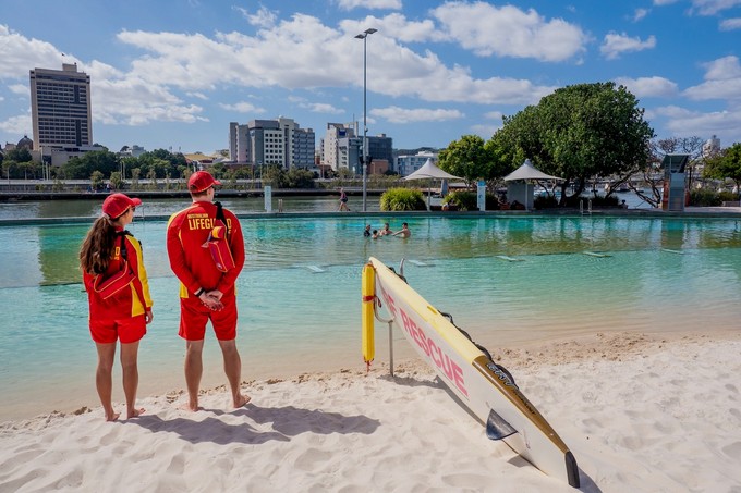 Am Artificial Beach kann man mitten in der Stadt baden