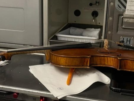 Violine im Flugzeug. So wird sie eigentlich nicht transportiert.