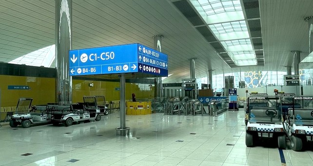 Terminal in Dubai: Kaum ein Mensch war da, wo sich sonst Menschenmengen drängen.