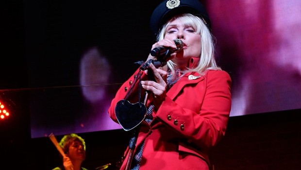 Wahrscheinlich ist auch das der Grund, warum sich Debbie Harry bei der Präsentationsparty in den Blazer des Kabinenpersonals schmiss und nicht den der Pilotinnen wählte.