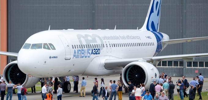 Ende 2010 gab Airbus bekannt, A319, A320 und A321 in Zukunft in einer neuen Variante mit moderneren Triebwerken anzubieten, genannt Neo (New Engine Option).  Die Auslieferungen des A320 Neo begannen 2016, des A321 Neo 2017 und des A319 Neo 2019. Die Produktion der ursprünglichen Varianten wurde aber nicht eingestellt - sie bekamen allerdings den Namenszusatz Ceo (Current Engine Option).