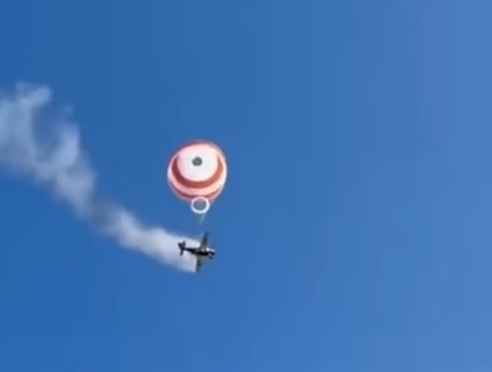 Cirrus SR22 fängt im Flug Feuer: Der Pilot wurde durch den integrierten Fallschirm gerettet.