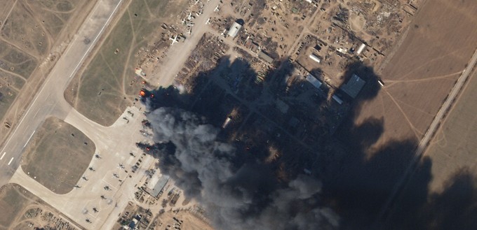 Der Airport war von der Ukraine mehrmals bombardiert worden, um die Besatzer zu schwächen (Satellitenaufnahme vom März 2022).