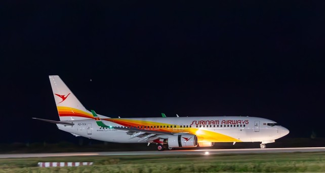 Boeing 737 von Surinam Airways: Die Airline muss Gehälter nachzahlen.