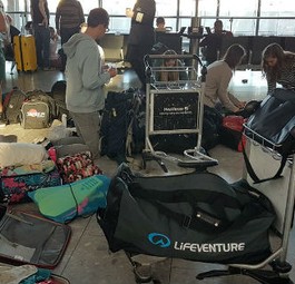 Passagiere in Heathrow: Sie mussten noch einmal umpacken.
