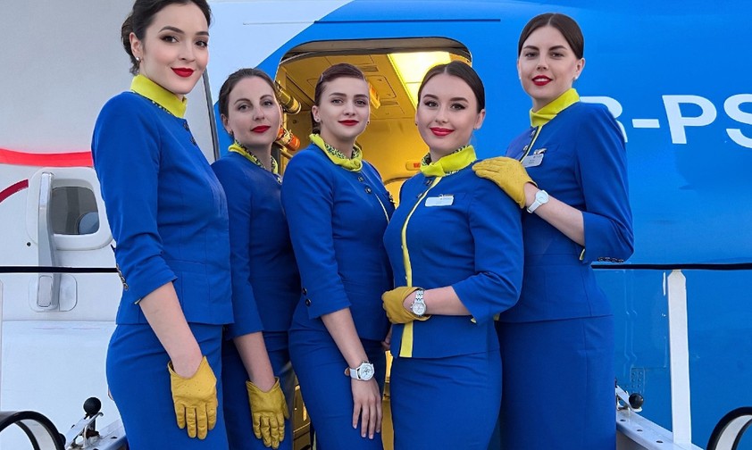 Crew vor der Boeing 737-900 mit dem Kennzeichen UR-PSL: Basis Katowice.