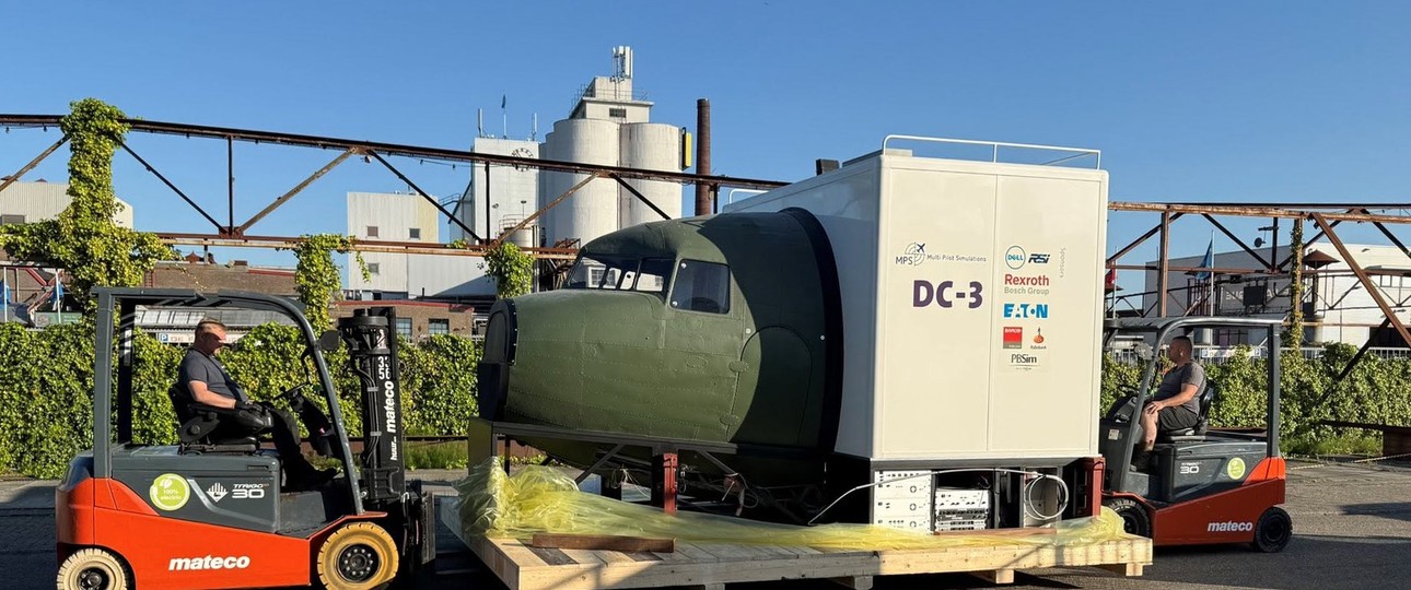 Abtransport des DC-3:Simulators: neue Heimat in Übersee.
