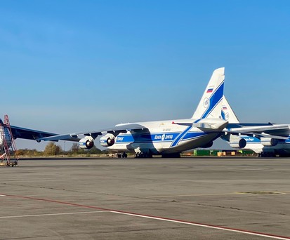 Stehen auch auf der Nordseite des Flughafens: drei Frachter von Volga-Dnepr. (Archivbild aus 2025)