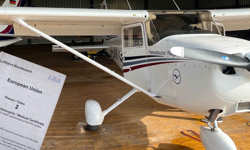 Ein Flugtauglichkeitszeugnis: Das Luftfahrt Budesamt braucht Monate füer die Prüfung uns Ausstellung.