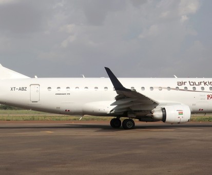 Eine Embraer E175 von Air Burkina: Die Fluglinie kämpft ums Überleben.