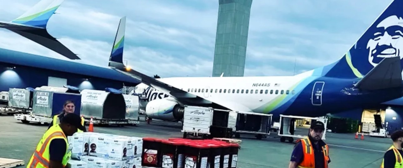 Hilfsgüterflug von Alaska Airlines: Die Airline setzte auch Sonderflüge auf, um zu evakuieren.