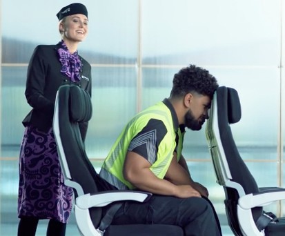Sicherheitsvideo von Air New Zealand: Beim Notausgang Pflicht.