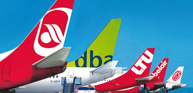 In den Nullerjahren startete die große Expansion: 2004 kaufte Air Berlin knapp 25 Prozent der Anteile an der österreichischen Fluggesellschaft Niki. Der Börsengang 2006 sorgte für frisches Kapital. Ausgegeben wurde es für DBA mit ihrem dichten innerdeutschen Netz und 2007 für den Kauf des Ferienfliegers LTU. Air Berlin ging damit erstmals auf die Langstrecke. Im selben Jahr stieg die Fluglinie bei der Schweizer Belair ein.