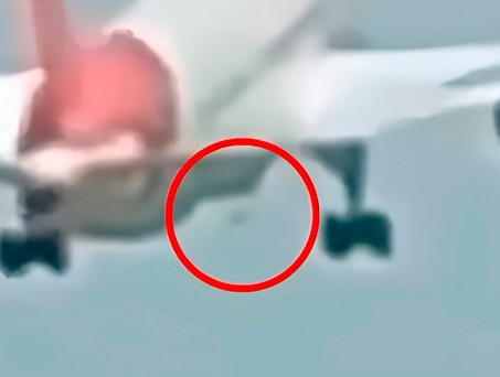 Die ausgefahrenen Staudruckturbine bei der Boeing 787 von Air India: Deutet auf Stromausfall hin.