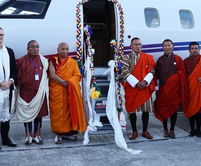 Pilatus PC-24 am Flughafen Paro: Vertreter von Pilatus und Bhutan bei der Übergabe des Jets. 