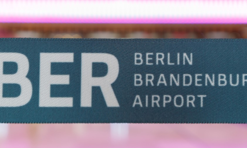 Absperrband am BER: Jeder weiß, wann der FLughafen eröffnet wurde.