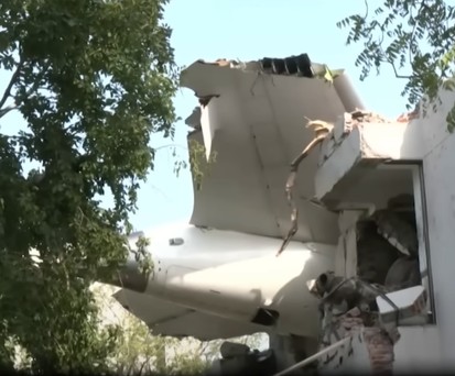 Das Leitwerk von AI171 steckt in einem Haus: 265 Menschen starben bei dem Unglück.