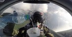 Kampfjet-Pilot trinkt das Wasser über Kopf