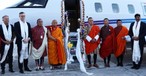 Pilatus PC-24 am Flughafen Paro: Vertreter von Pilatus und Bhutan bei der Übergabe des Jets. 