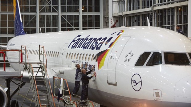 Auch auf Kurz- und Mittelstrecken fliegen Flugzeuge in Spezialbemalung umher.