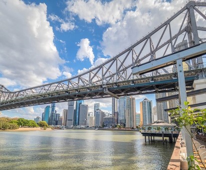 Blick auf die Story Bridge und den CBD von Brisbane 
