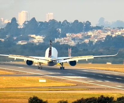 Ein Airbus A350 tanzt über die Landebahn