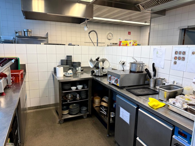 In Spitzenzeiten arbeiten zwei Köche in der Lounge-Küche.