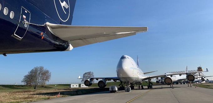 Zehn Flugzeuge von Lufthansa stehen derzeit geparkt bei Lufthansa Technik in Hamburg.