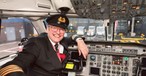 Nach 34 Jahren im Cockpit macht Logan Air dienstältester Pilot Eddie Watt Schluss: Gleichzeitig war es auch der letzte Saab-340-Flug bei der Airline.