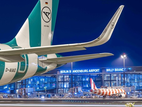 Zwei Condor-Flugzeuge am BER: Der Ferienflieger setzt die Flüge im Sommer nach Dubai aus.