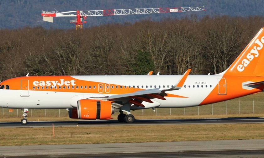 Airbus A320 Neo mit der Kennung G-UZHL in Genf: Das Flugzeug zeigt eine leicht veränderte Lackierung.