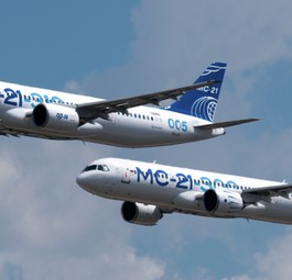 MS-21-300-Testflieger: Einer mit russischem Triebwerk (links), einer mit amerikanischem.