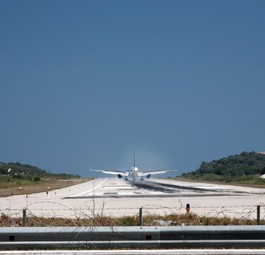 Flugzeug in Skiathos: Die Triebwerke verursachen heftige Winde.