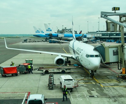 Boeing 737 von El Al am Flughafen Amsterdam: Der Zoll kontrolliert Reisende auf Waren aus von Israel besetzten gebieten.