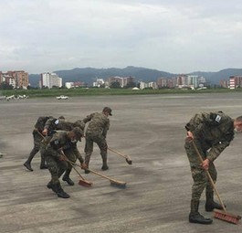 Soldaten am Flughafen La Aurora: Probleme durch Vulkanasche.