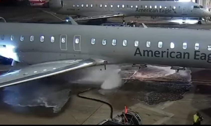 Flugzeug von American Eagle am Flughafen Dallas: Die Betankung ging schief.