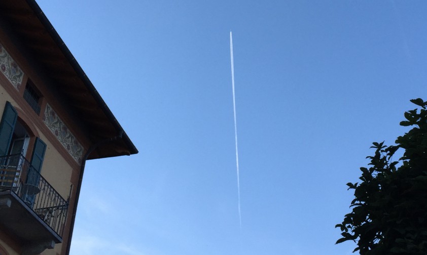 Kondensstreifen eines Flugzeugs: Schädlich, aber vermeidbar.
