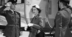 Queen Elizabeth II trifft 1958 am Flughafen Gatwick ein.