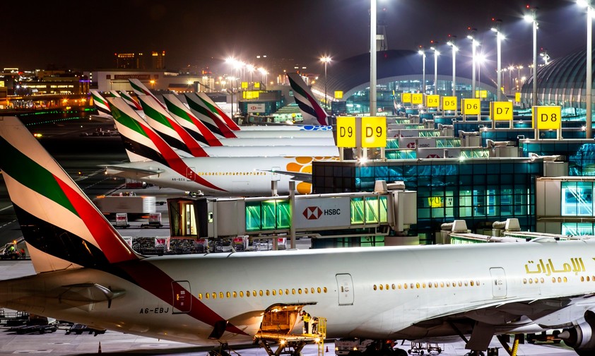 Emirates-Flugzeuge am Dubai International Airport: Der Flughafen wird für Milliarden ertüchtigt.