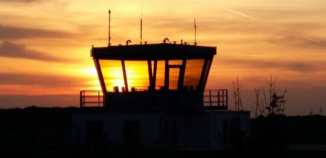 Kontrollturm am Flughafen Paderborn: Höhere Gefahr ab April?