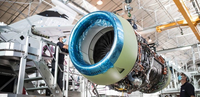 Das erste Vorserienflugzeuge der Falcon 6X erhält seine Pratt &amp; Whitney -Triebwerke: Der Businessjet von Dassault Aviation ...
