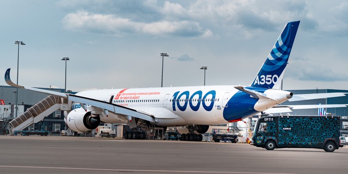 Ein Airbus A350 und der Optimate-Lkw: Das Fahrzeug ...